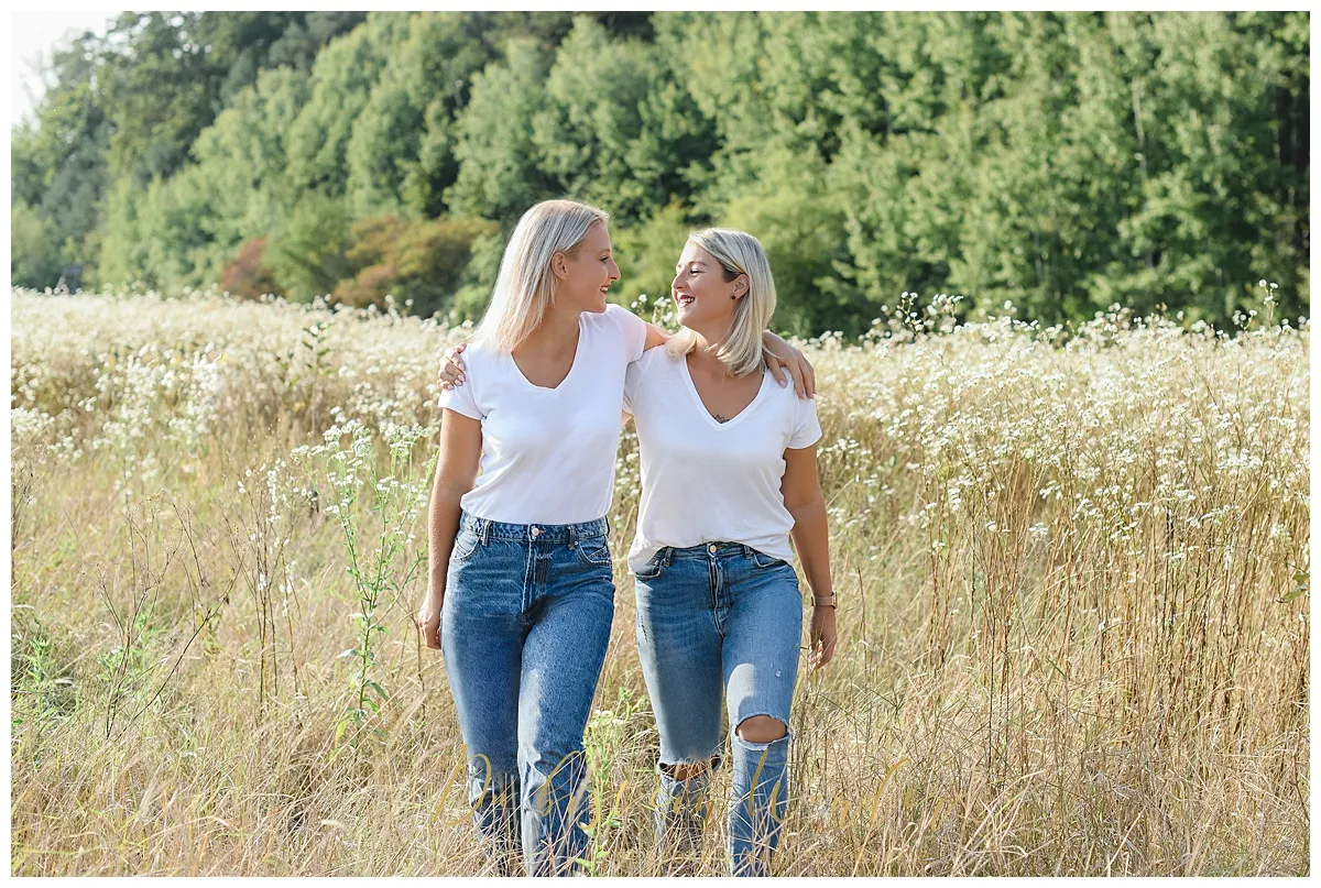 Geschwister Portrait im Sommer