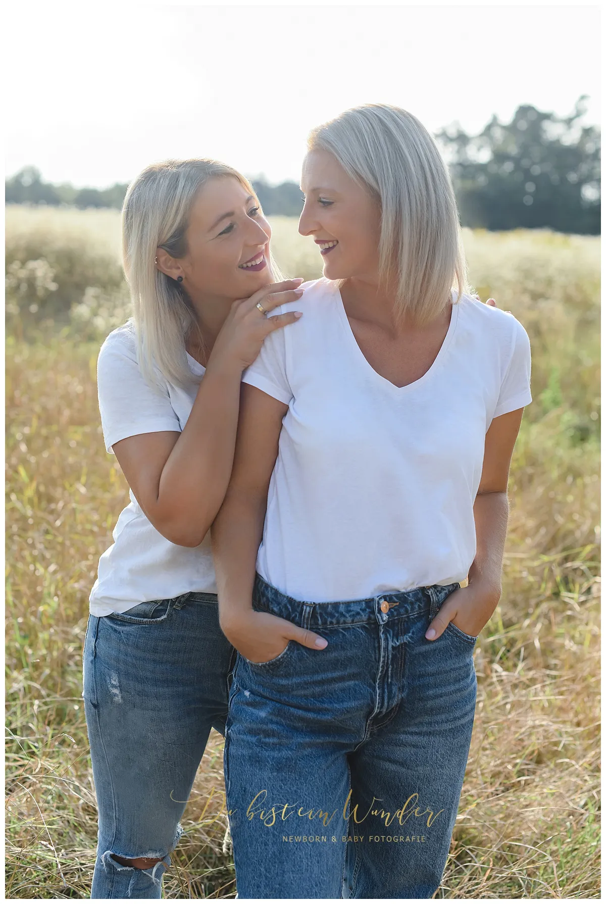 Spielende Geschwister im Sommer