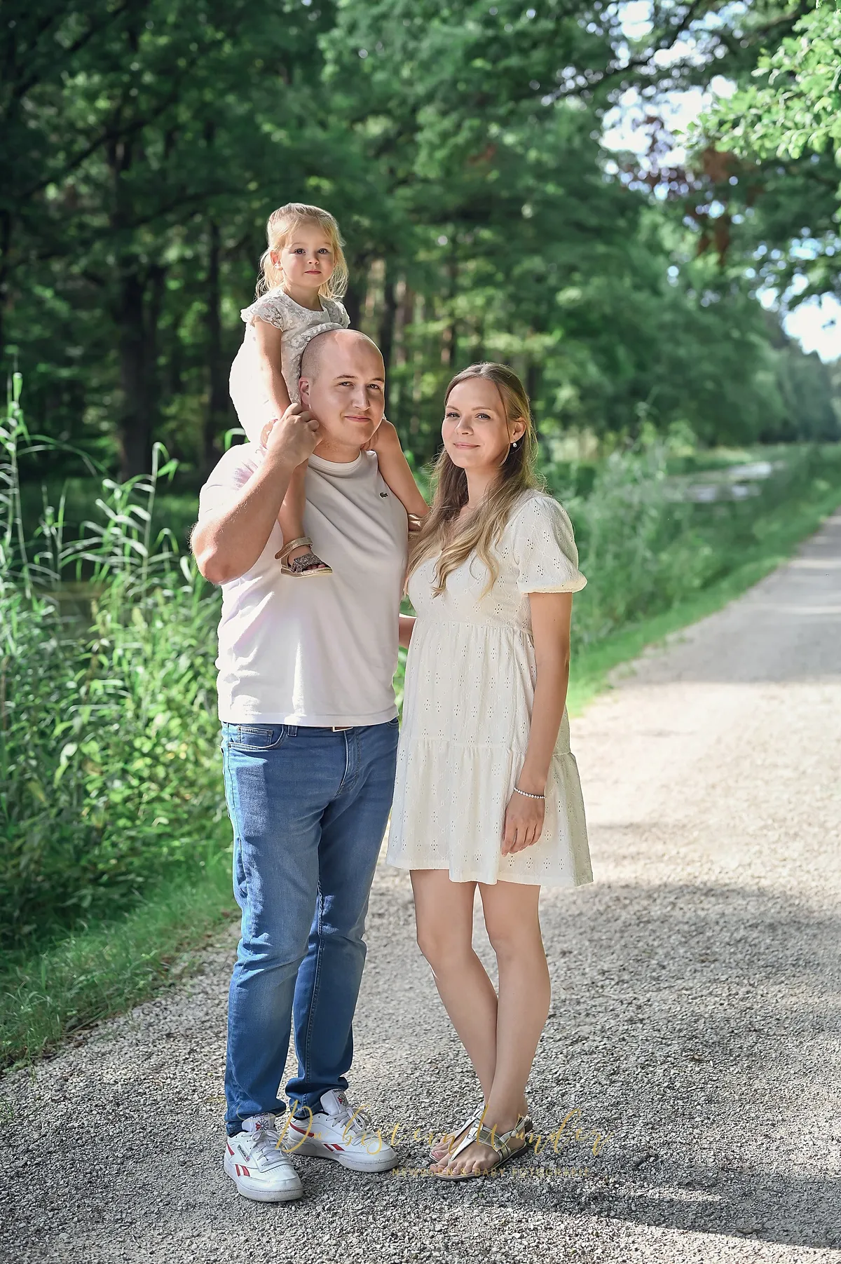 Kind in der Natur im Sommer Familienshooting