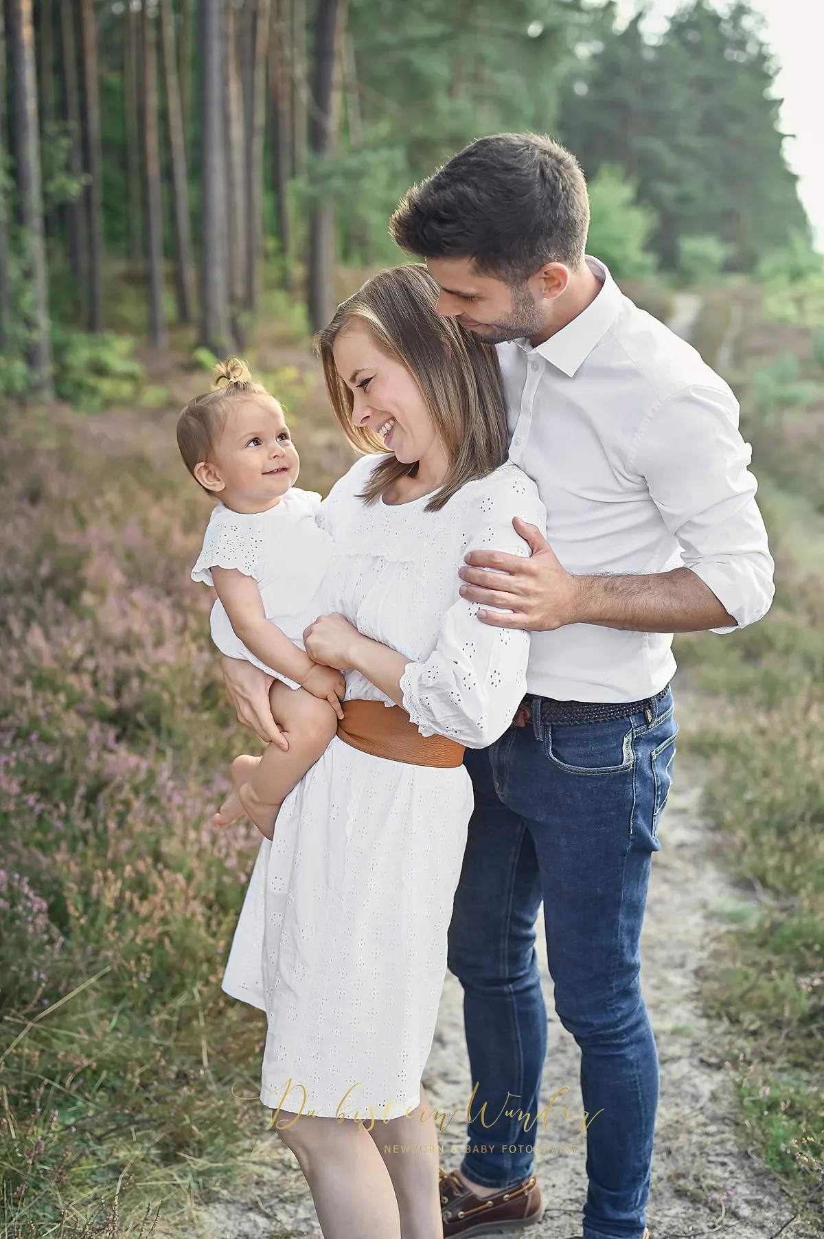 Kleinkind in der Natur im Sommer