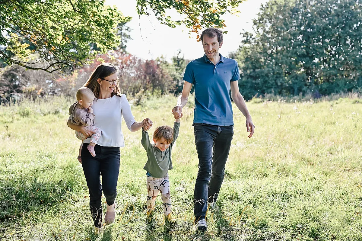 Mama hält Sohn im Arm im Sommer