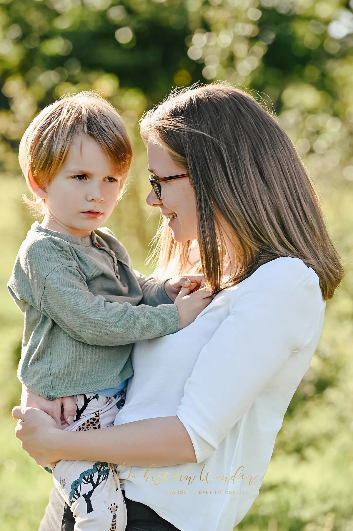 Mama und Sohn innig im Sommer
