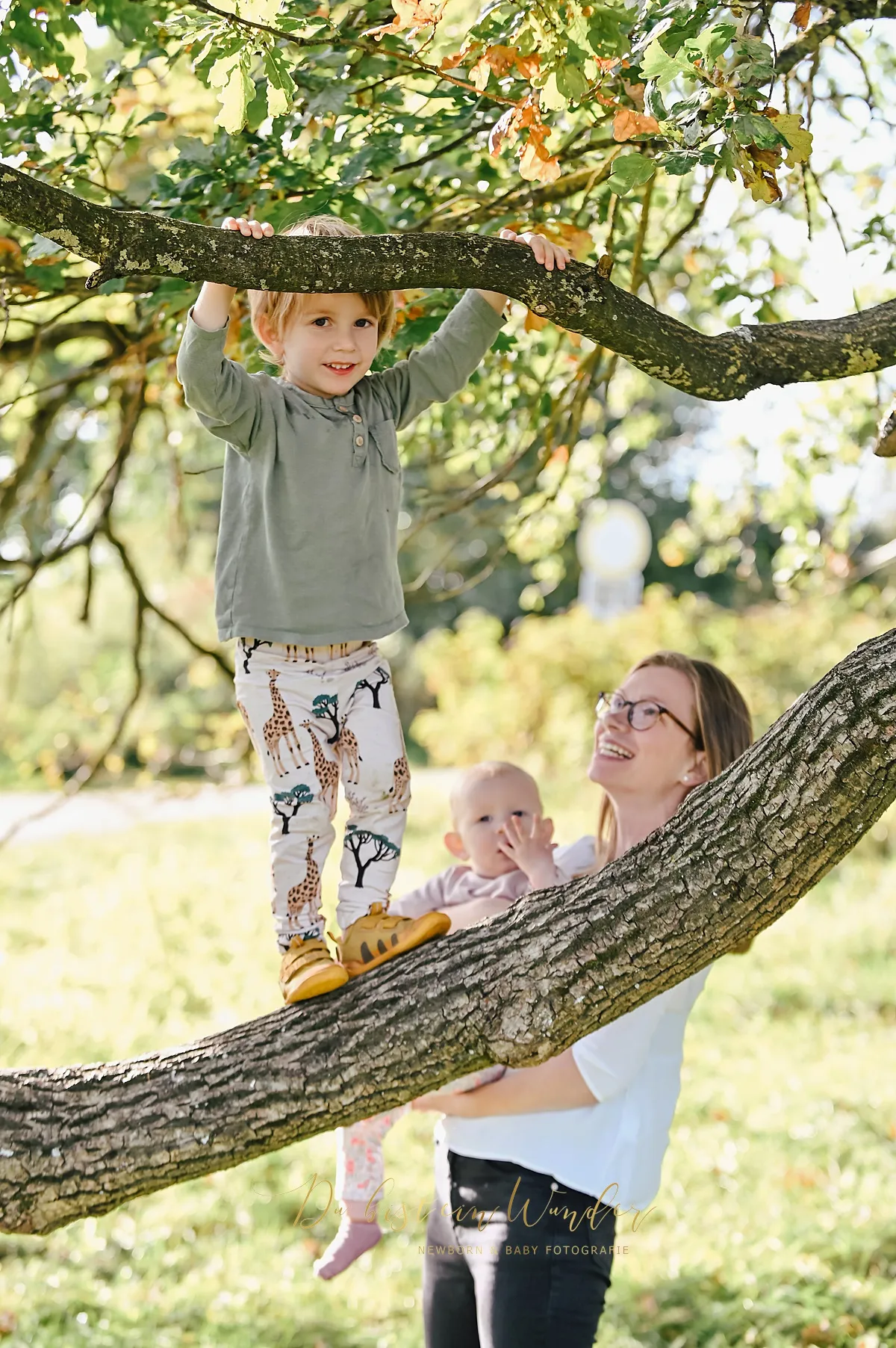 Mama und Sohn auf der Wiese im Sommer