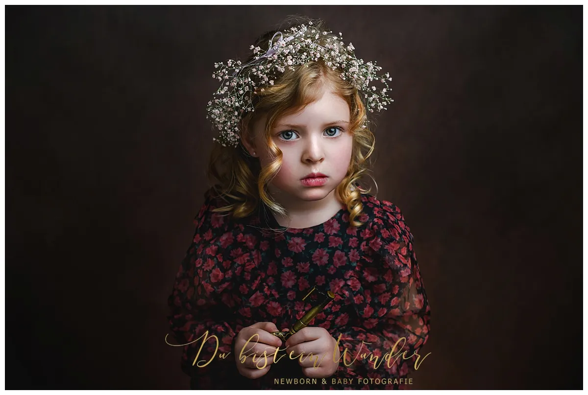 Kinderportrait - Mädchen mit Blumenkranz im grünen Setting