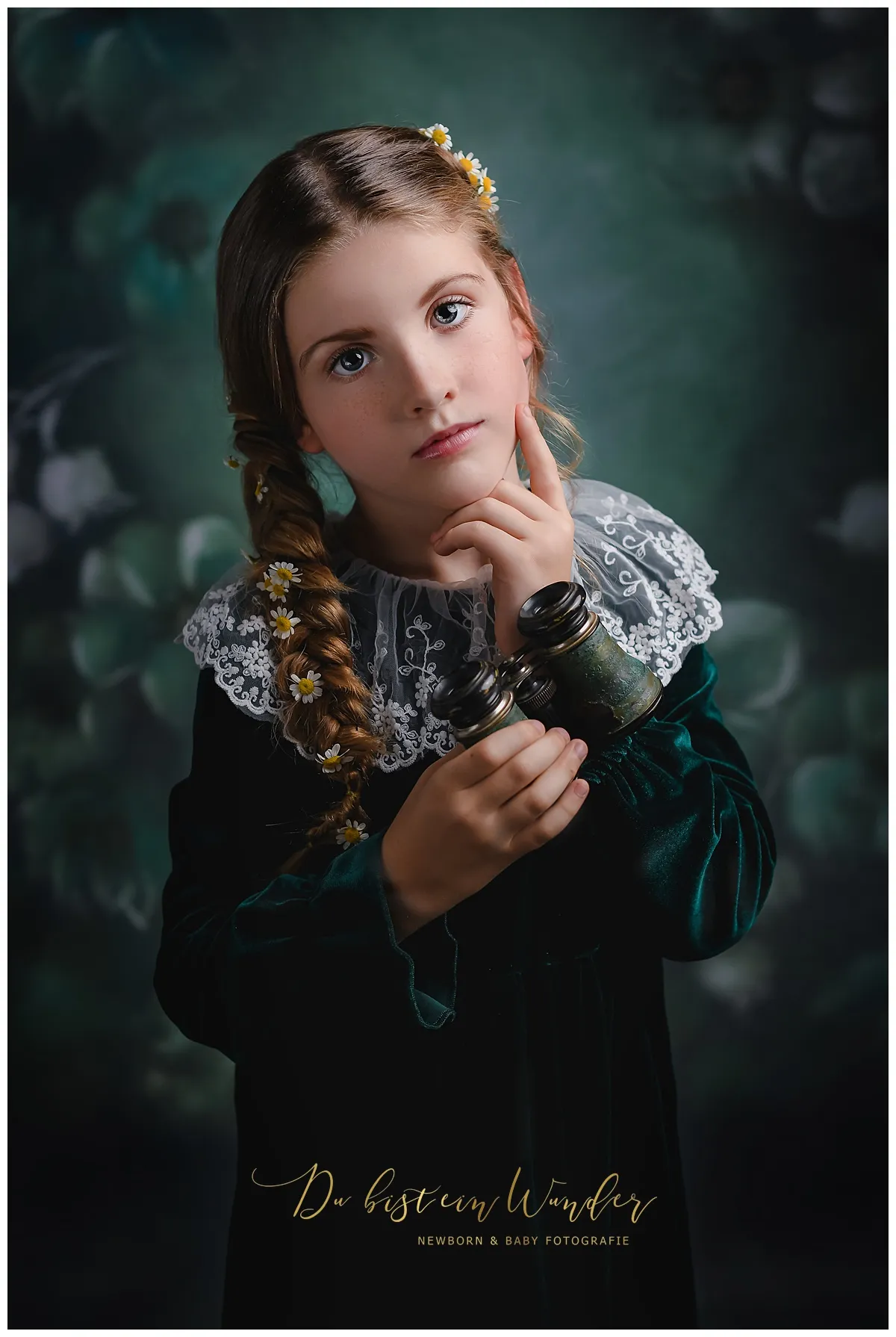 Portrait Mädchen in Spitze vor dunklem Hintergrund