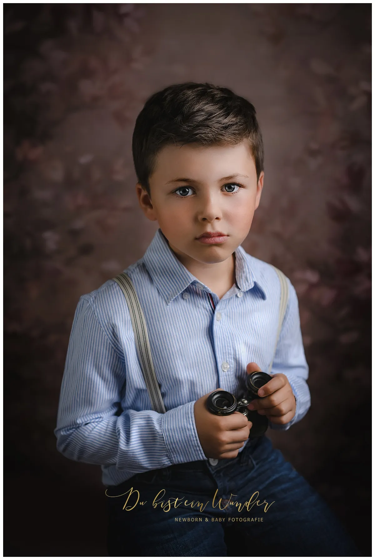 Verträumtes Kinderportrait seitlich