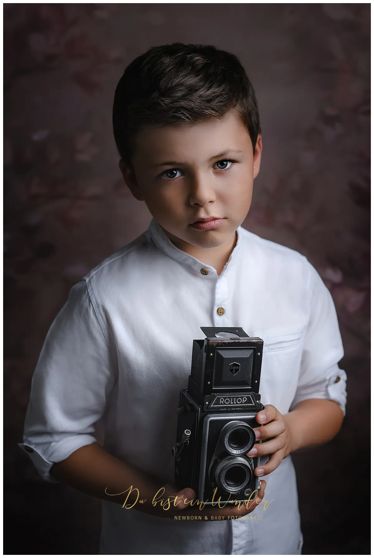 Kinderportrait in weißer Vintage-Bluse