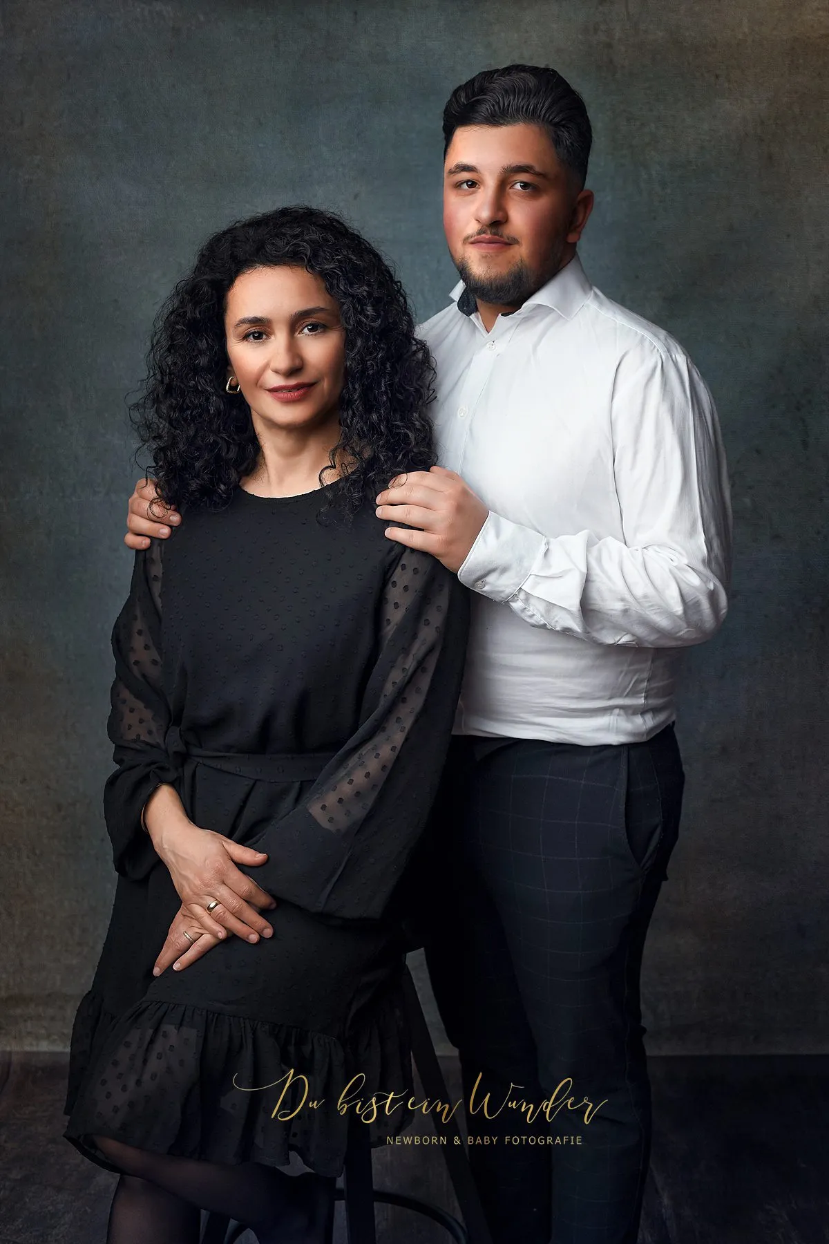 Elegantes Jugendlichen Portrait mit Blumenbluse