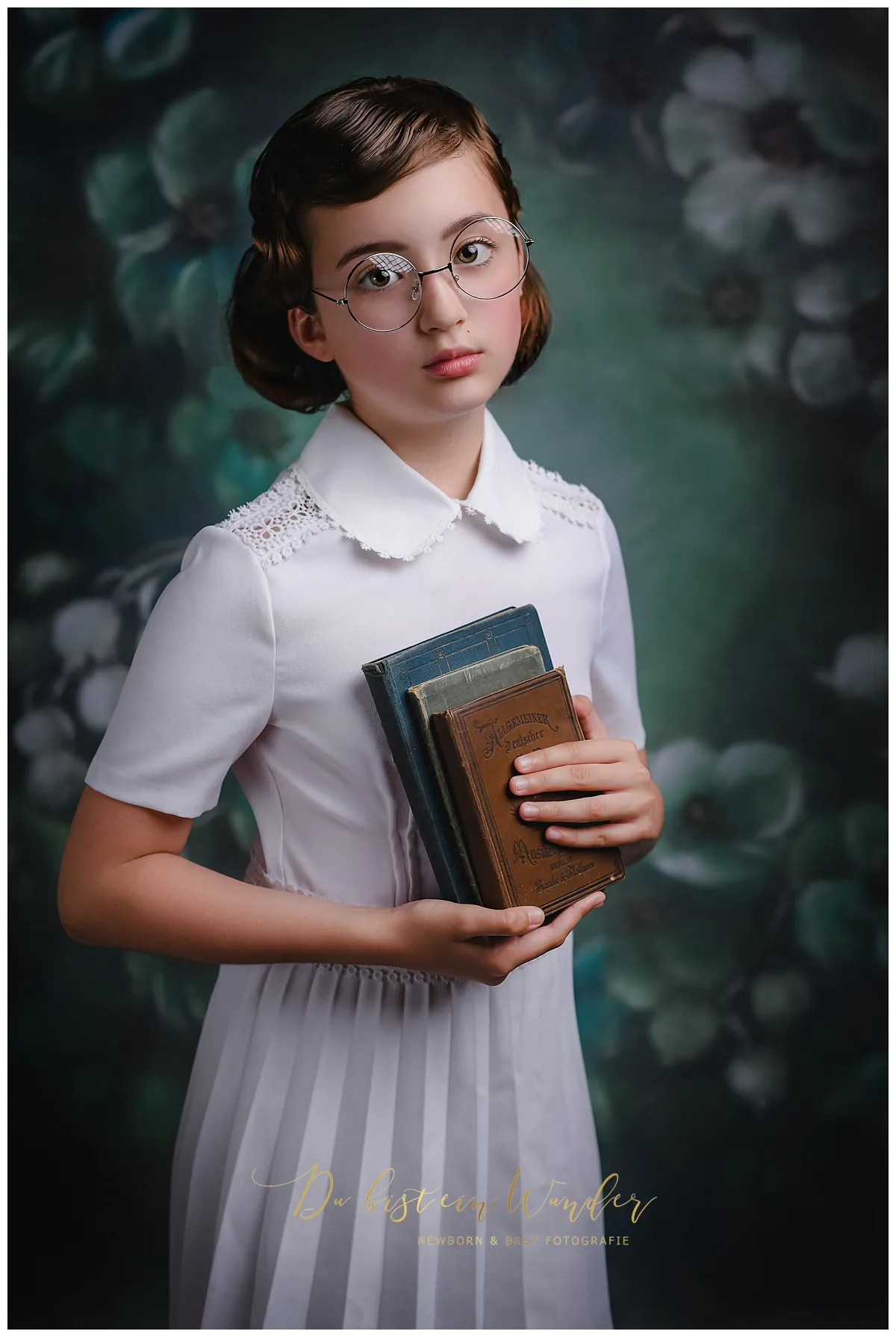 Mädchen mit Brille und Büchern im Vintage-Stil