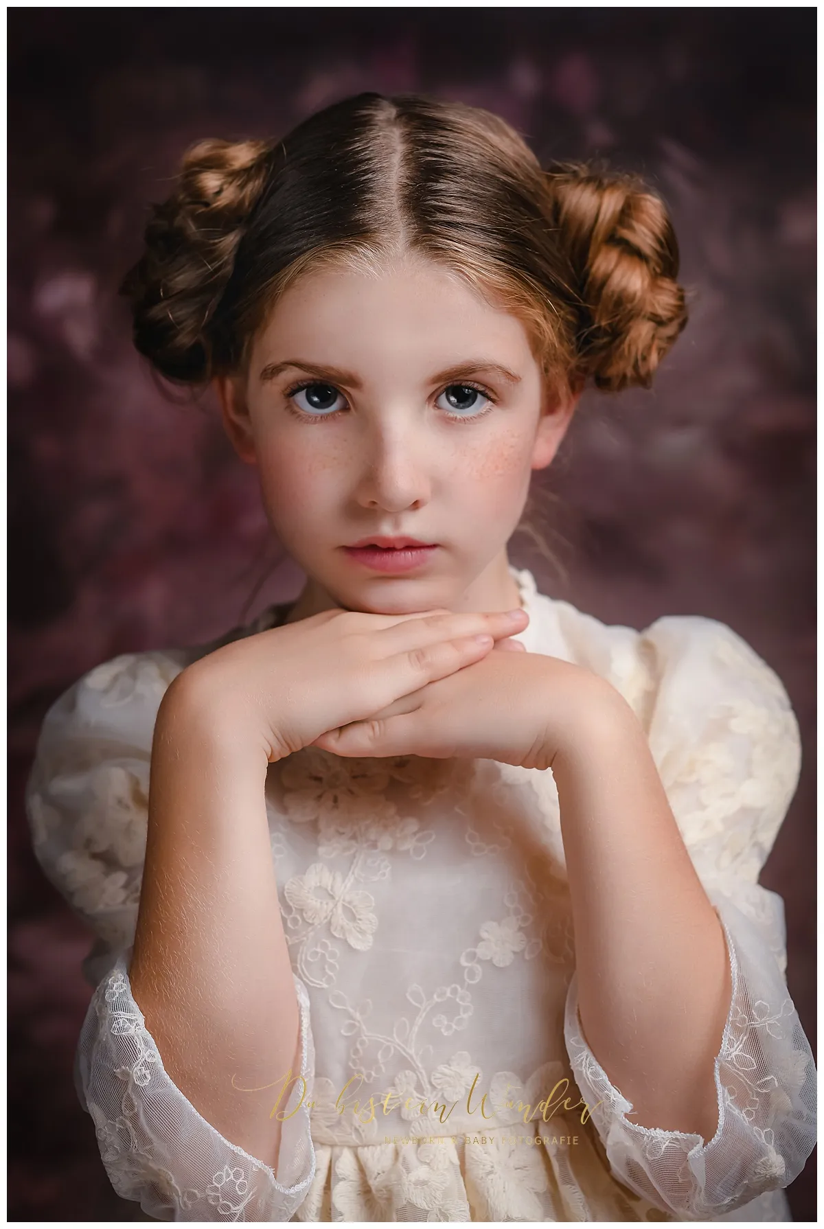 Fine Art Portrait Mädchen mit Hochsteckfrisur in Bordeaux