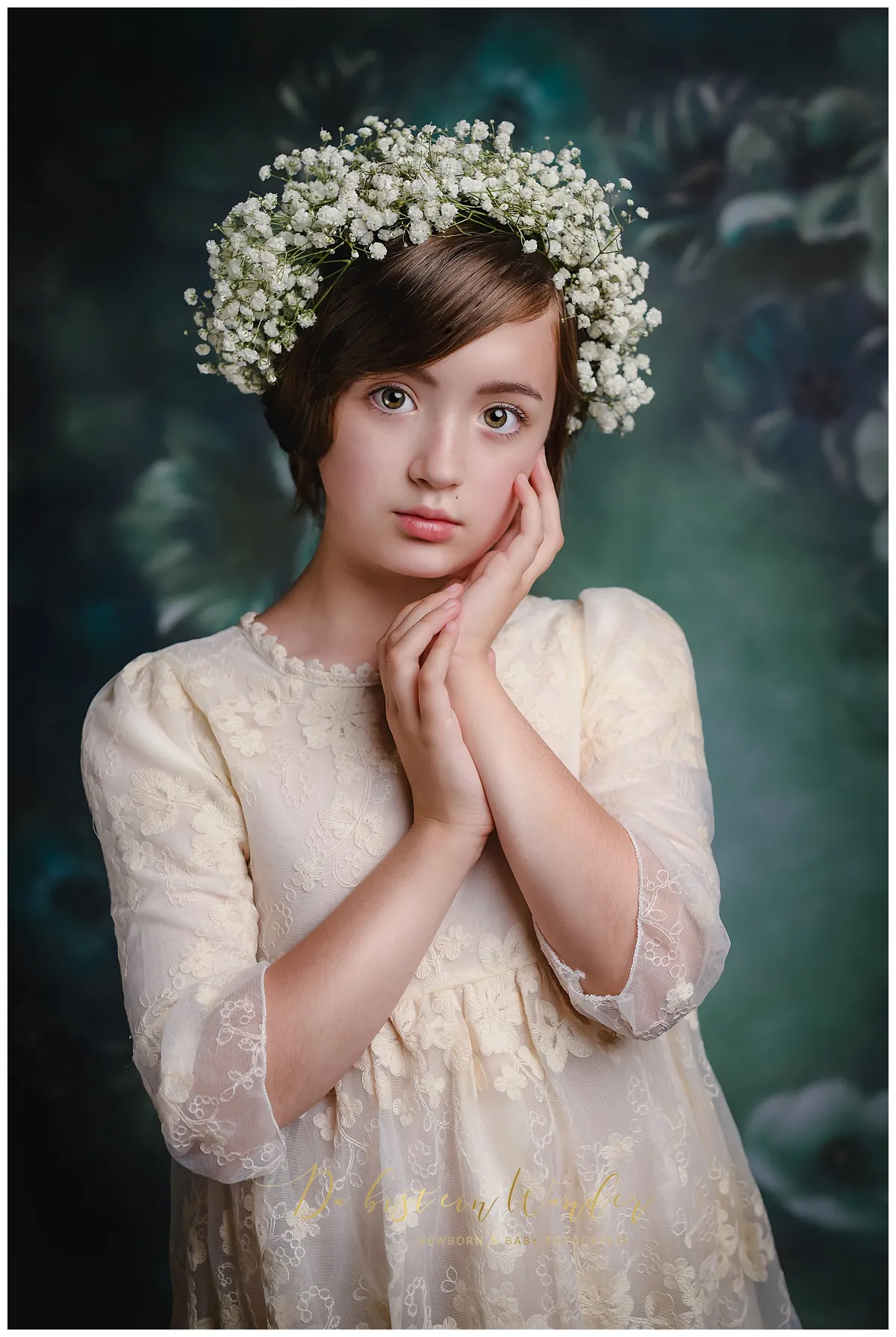 Mädchen mit Schleierkraut-Kranz im Spitzenkleid beim Fine Art Portrait