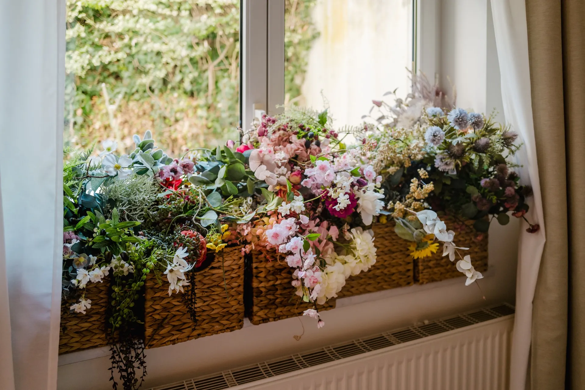 Blumenarrangement am Fenster