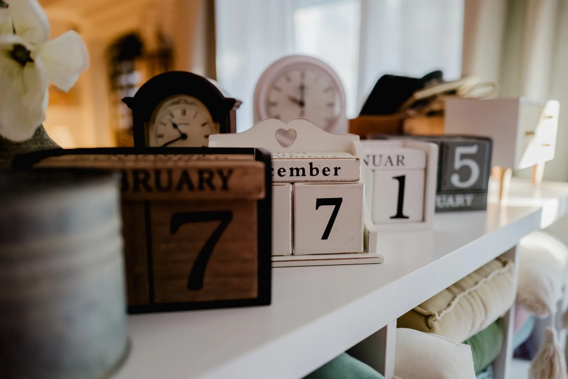 Vintage Datumskalender und Uhren für Geburtsdatum-Fotos im Fotostudio Altdorf