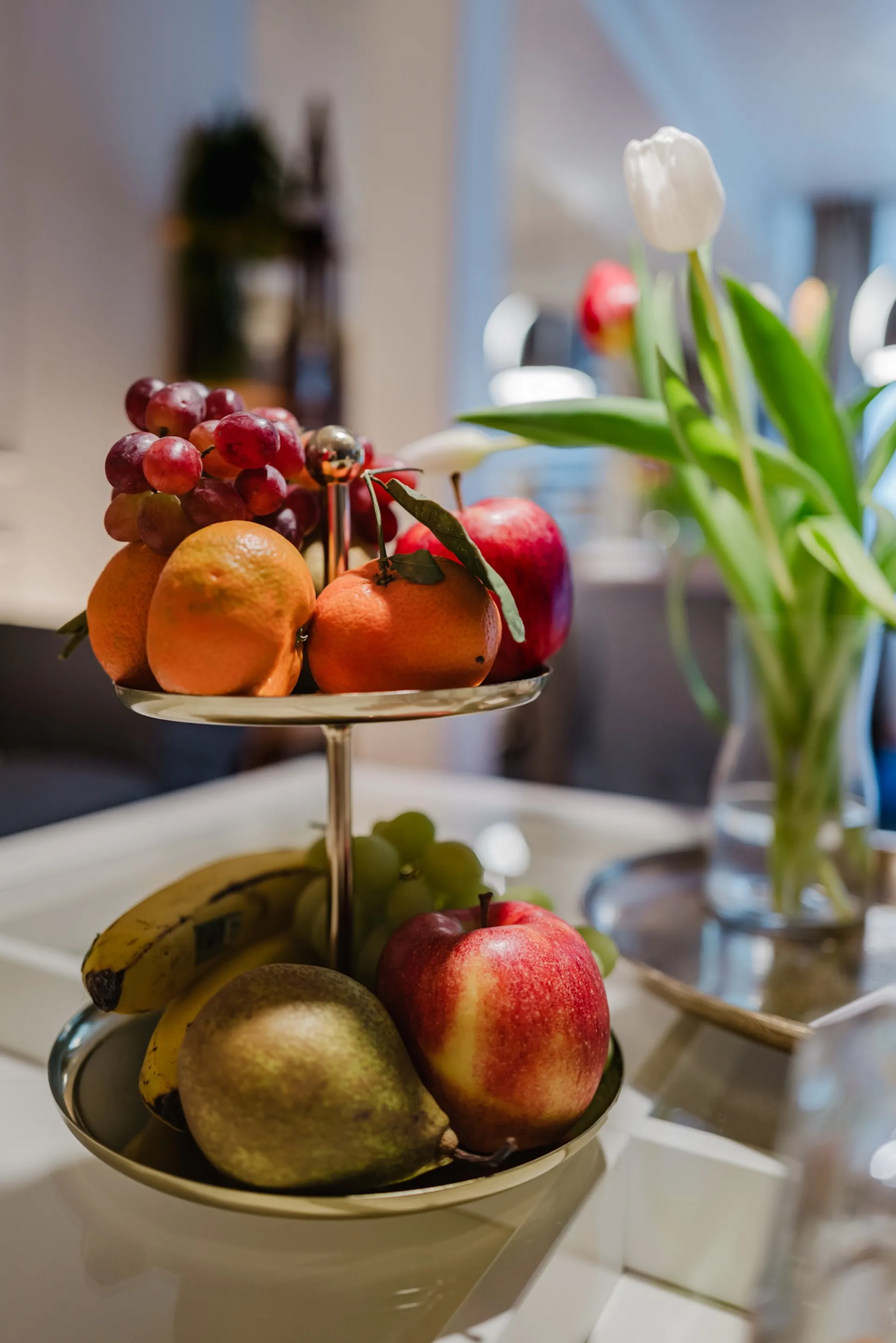 Obstetagere mit frischen Früchten und Tulpen im Fotostudio Altdorf