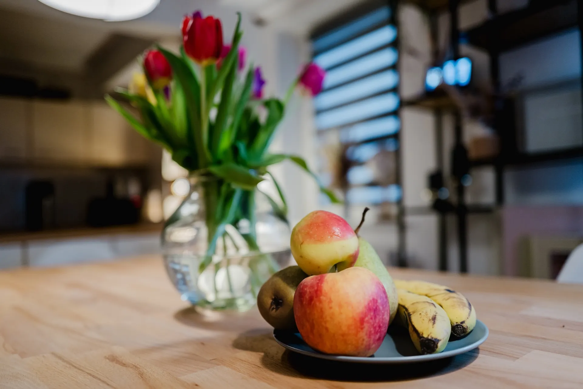 Frische Obstschale und Tulpen als Willkommensdetail im Fotostudio Altdorf