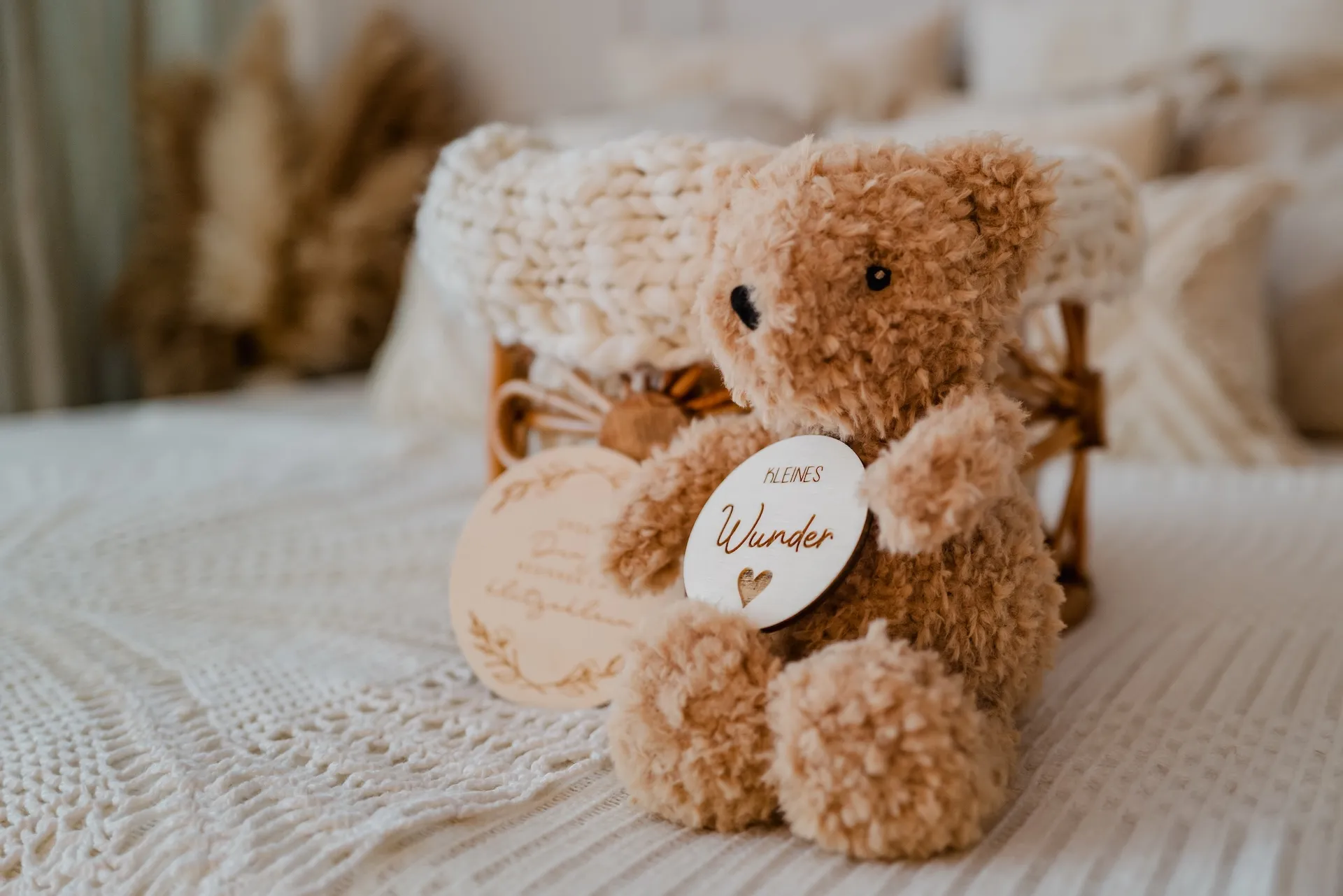 Teddybär mit Kleines Wunder Schild für Newborn-Shootings im Fotostudio Altdorf