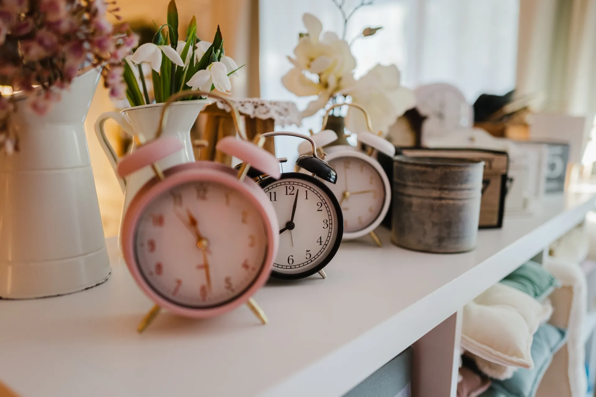 Vintage Wecker und Blumenvasen als Requisiten im Fotostudio Altdorf bei Nürnberg