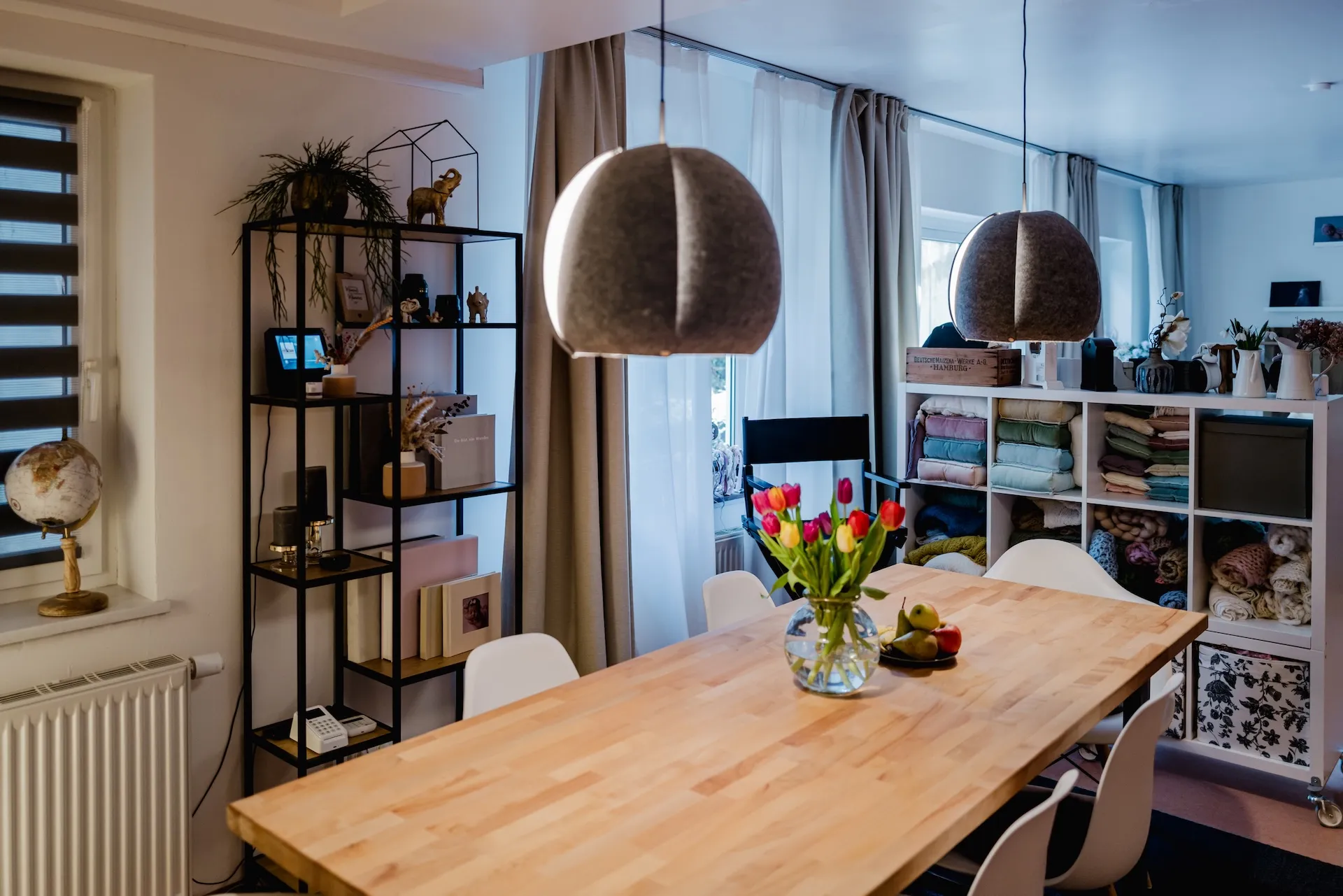 Essbereich mit Dekoration und Stoffregal im Fotostudio Altdorf bei Nürnberg