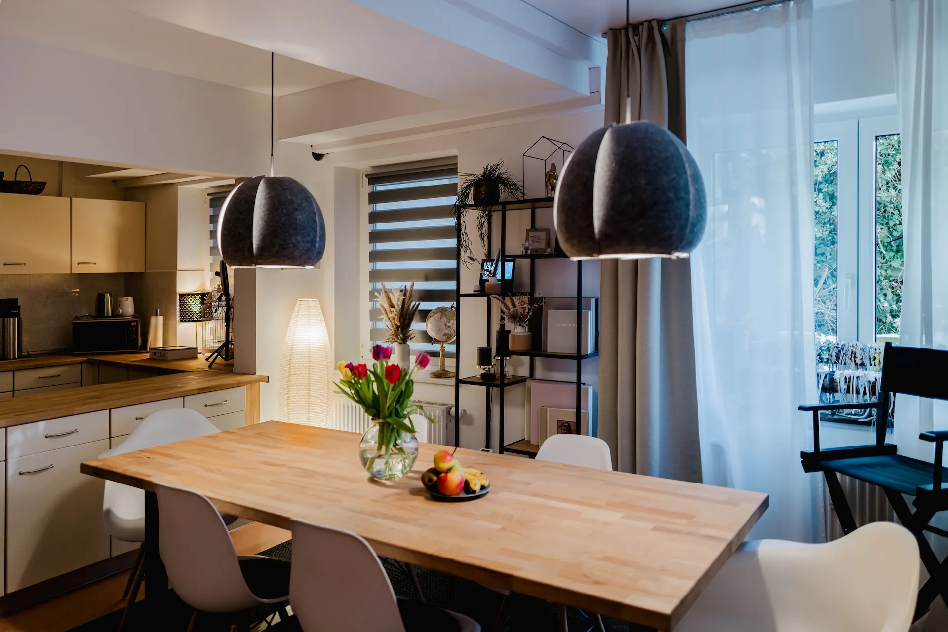 Essbereich mit Holztisch und Blick auf die Küche im Fotostudio Altdorf