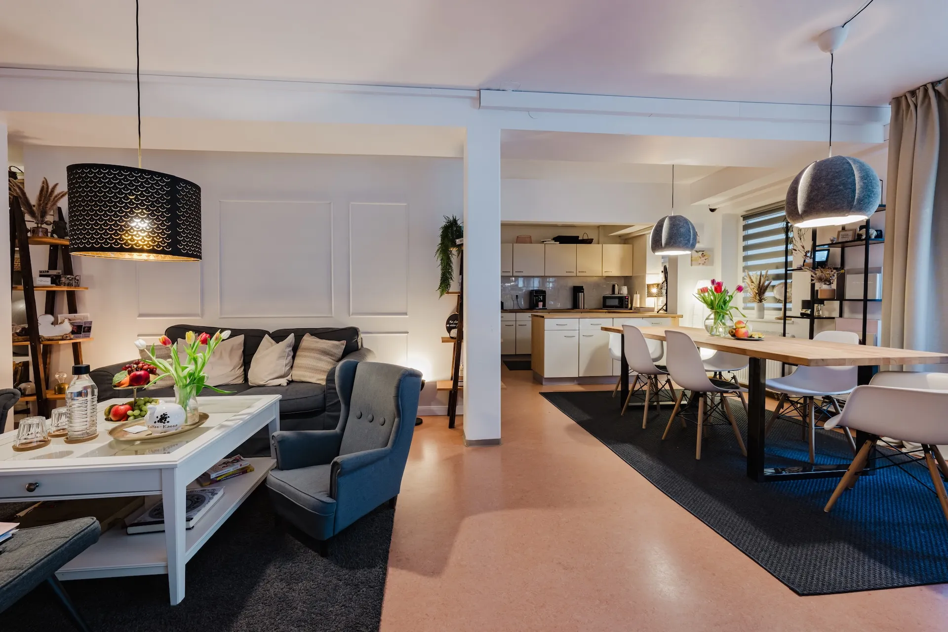 Wohnlicher Lounge-Bereich mit offener Küche und Essplatz im Fotostudio Altdorf