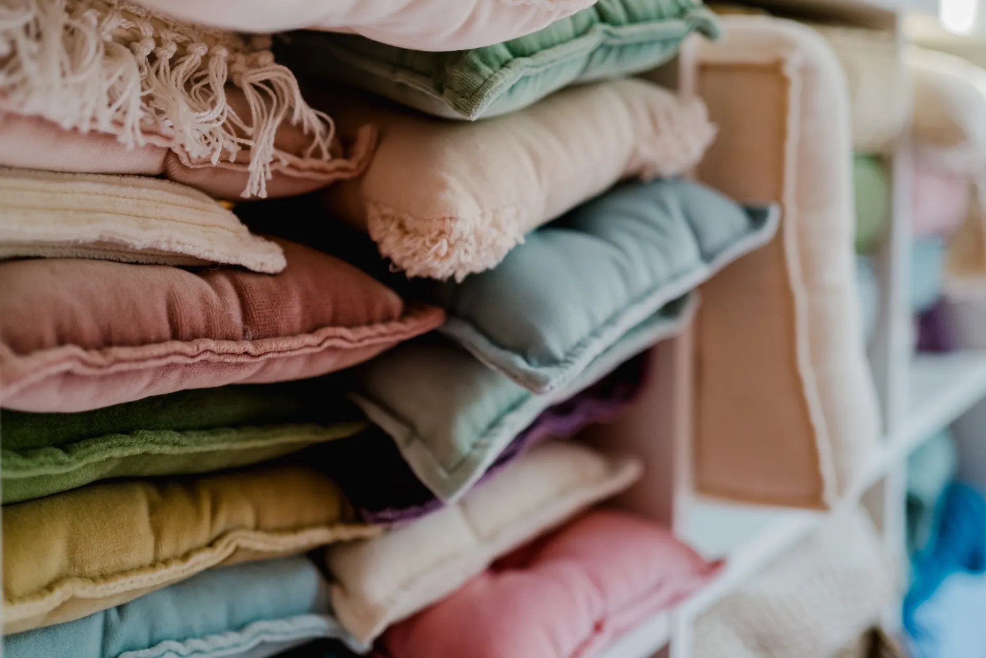 Pastellfarbene Kissen für Newborn-Fotografie