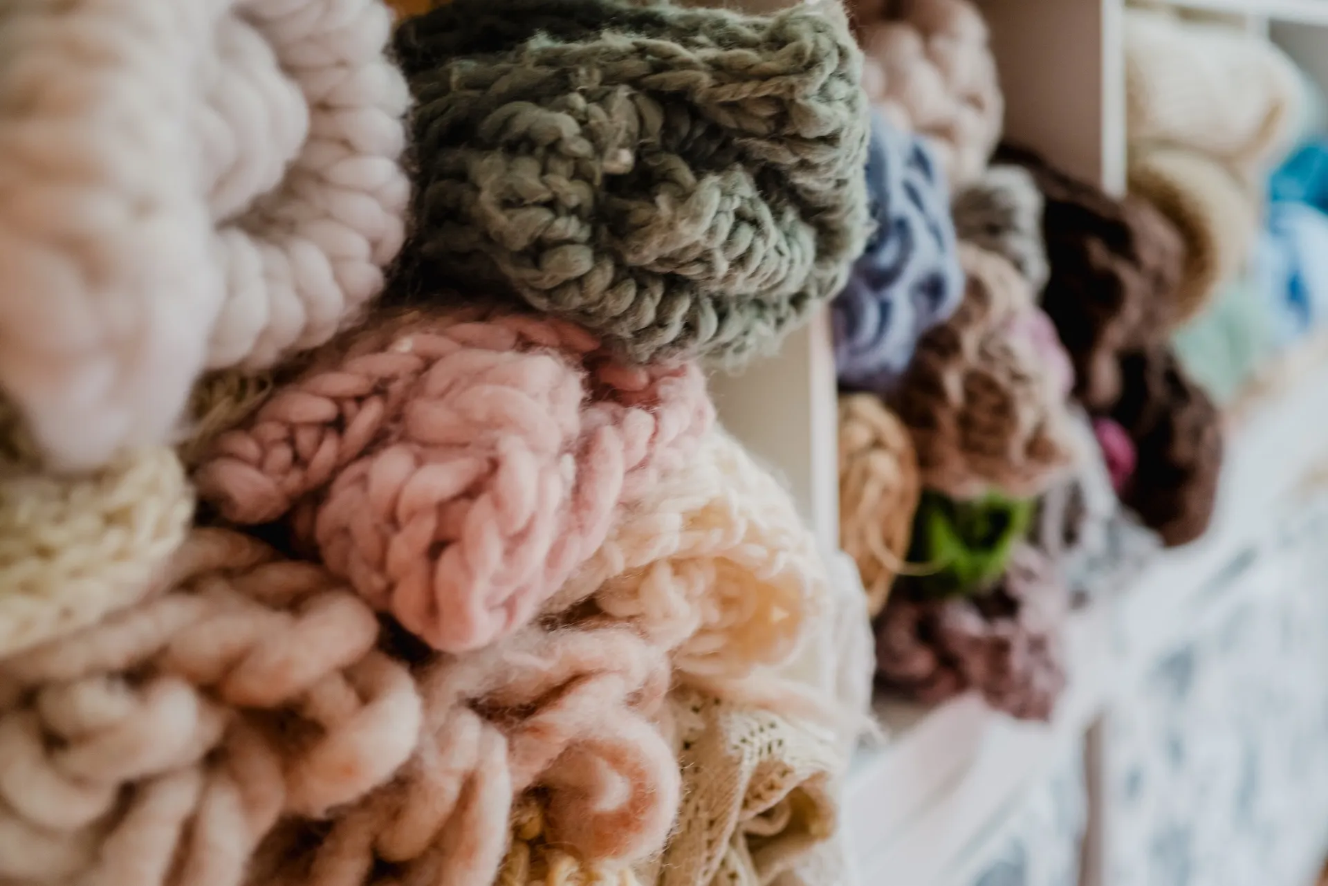 Handgestrickte Chunky Knit Wraps für Newborn-Shootings im Fotostudio Altdorf