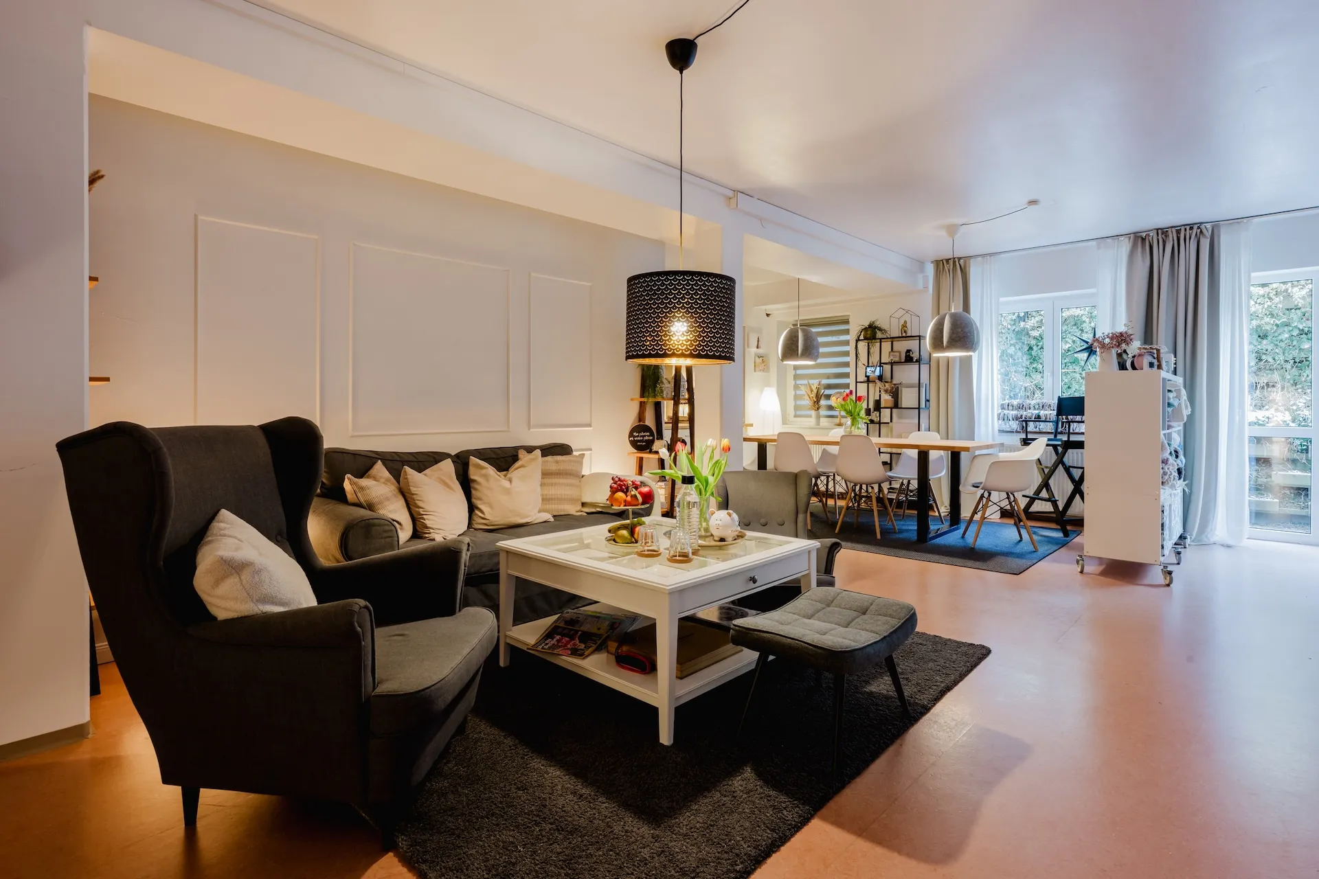 Gemütliche Lounge mit Sofa und Essbereich im Fotostudio Altdorf bei Nürnberg