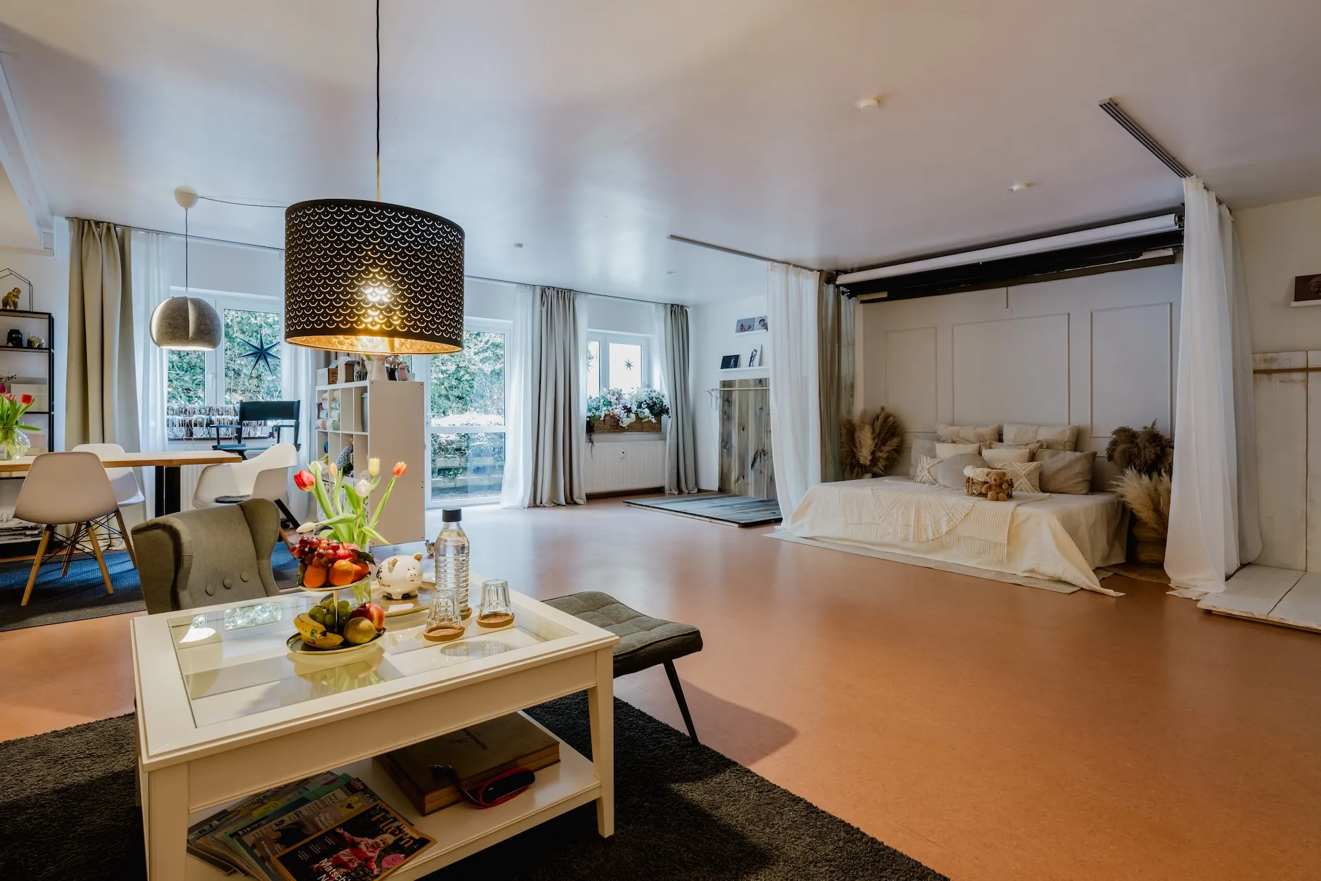 Panoramaansicht des Fotostudios Altdorf bei Nürnberg mit Lounge und Shooting-Bereich