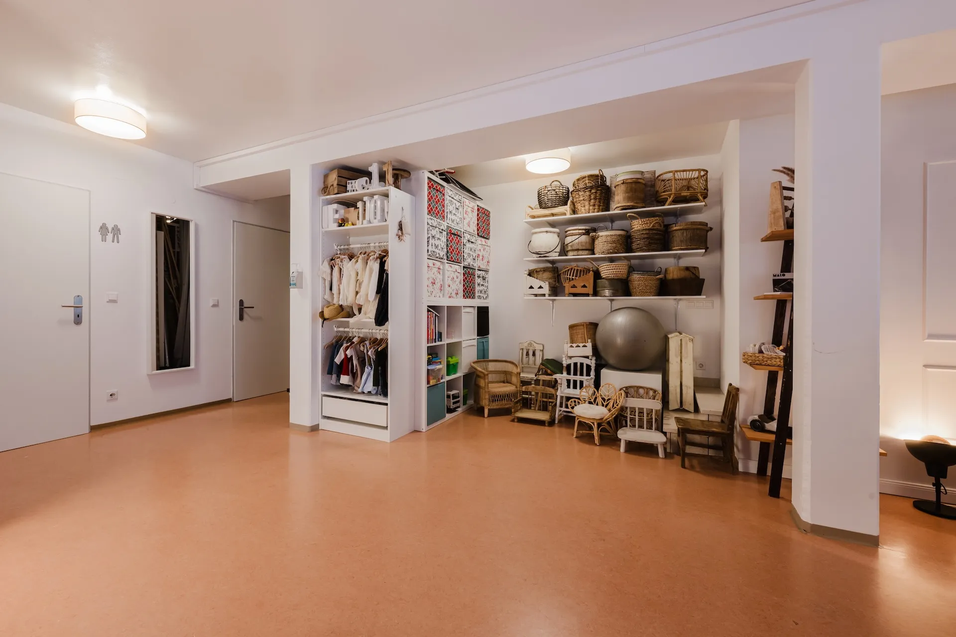 Requisiten-Ecke mit Körben und Babykleidung im Fotostudio Altdorf