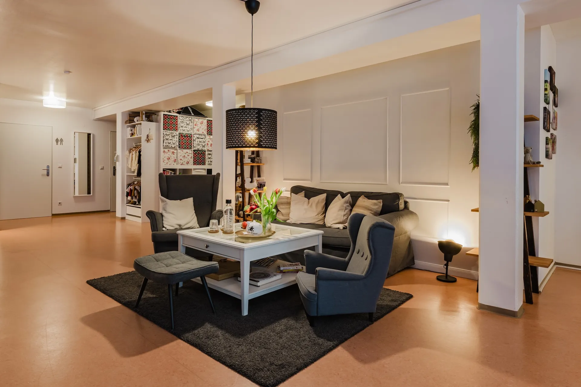 Wartebereich mit bequemen Sesseln und Garderobe im Fotostudio Altdorf bei Nürnberg