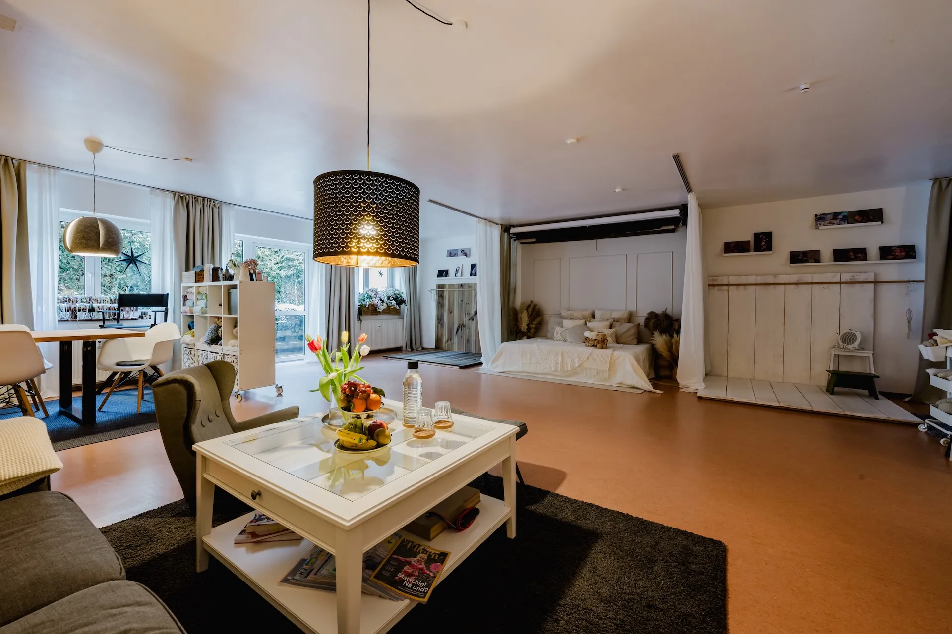 Übersicht des Wohnbereichs mit Lounge und Shooting-Set im Fotostudio Altdorf