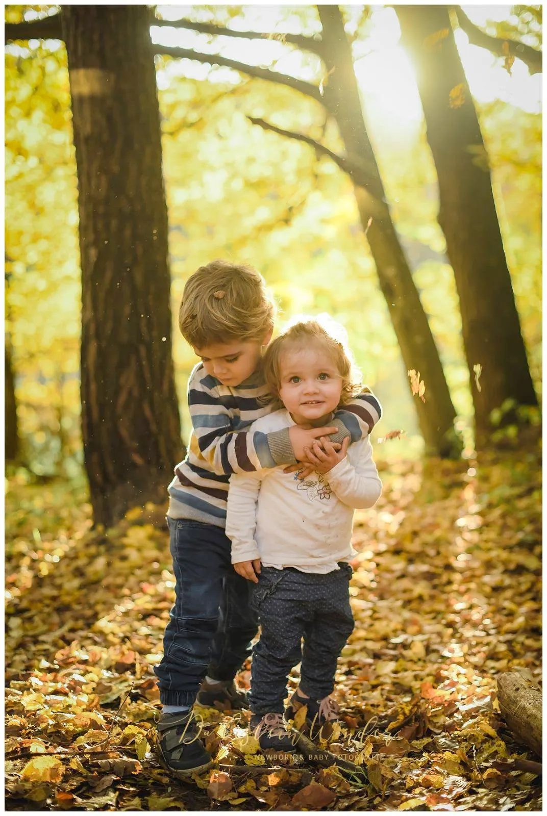 Geschwister umarmen sich im Wald