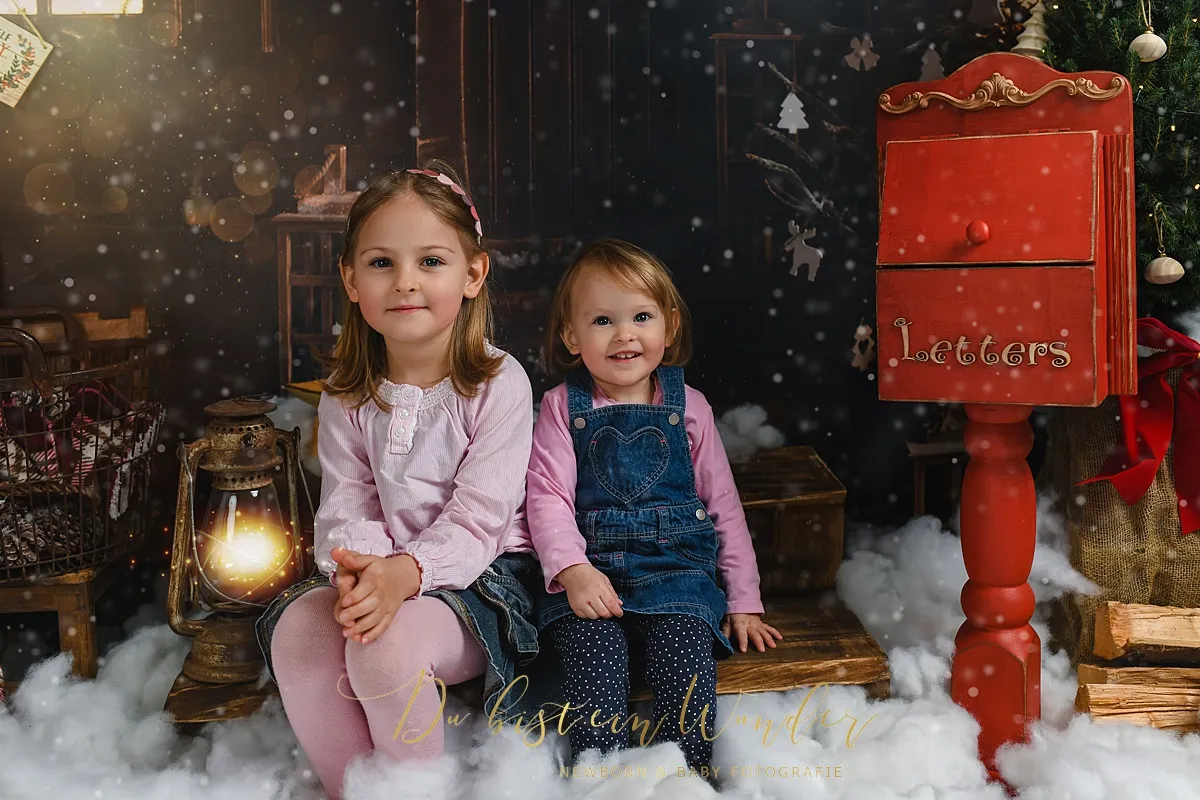 Zwei Schwestern beim Weihnachts-Shooting