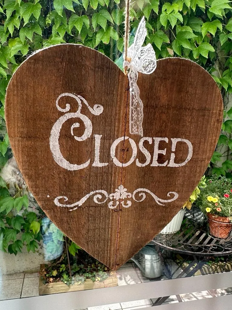 Herzförmiges Closed-Schild am Eingang des Du bist ein Wunder Ateliers