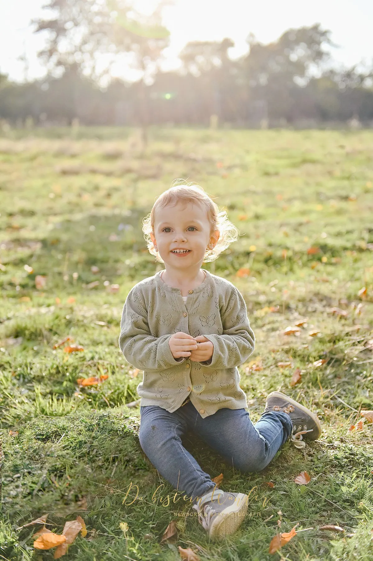 Kind auf Wiese glücklich Fotoshooting