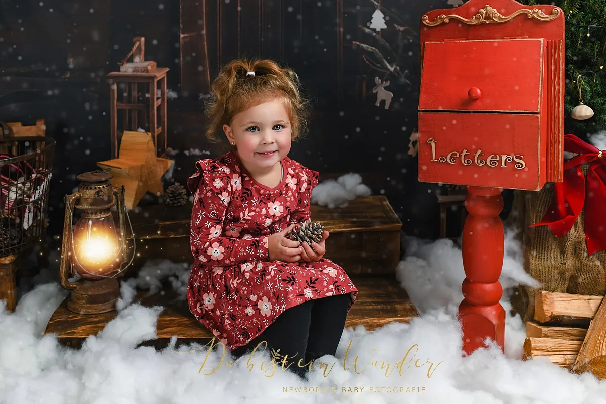 Kind vor Weihnachtskulisse beim Fotoshooting