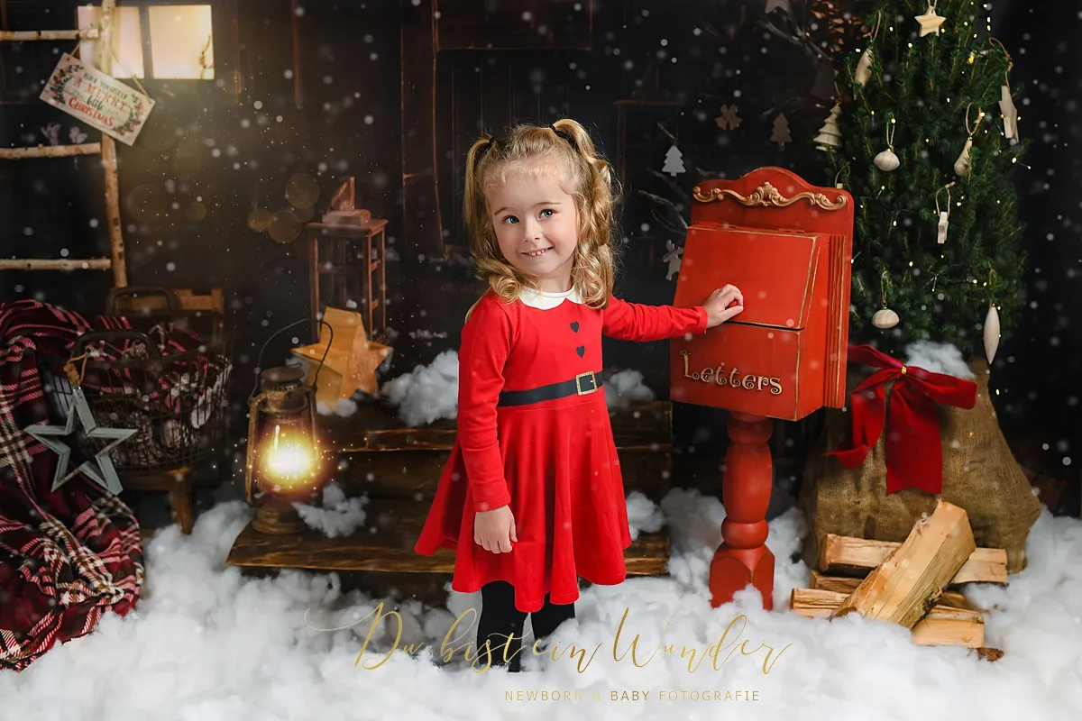 Kinder bei MINI Shooting vor Weihnachtskulisse