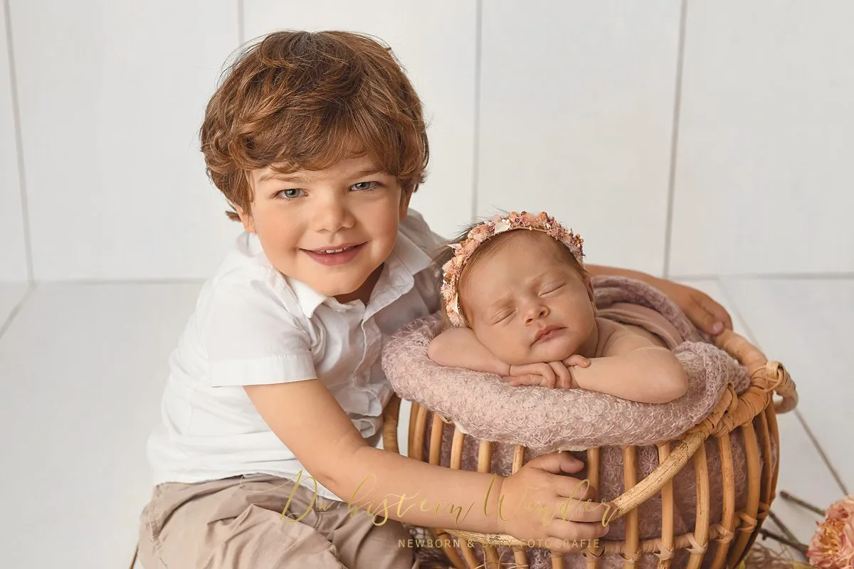Schlafendes Baby im grauen Strick-Bett