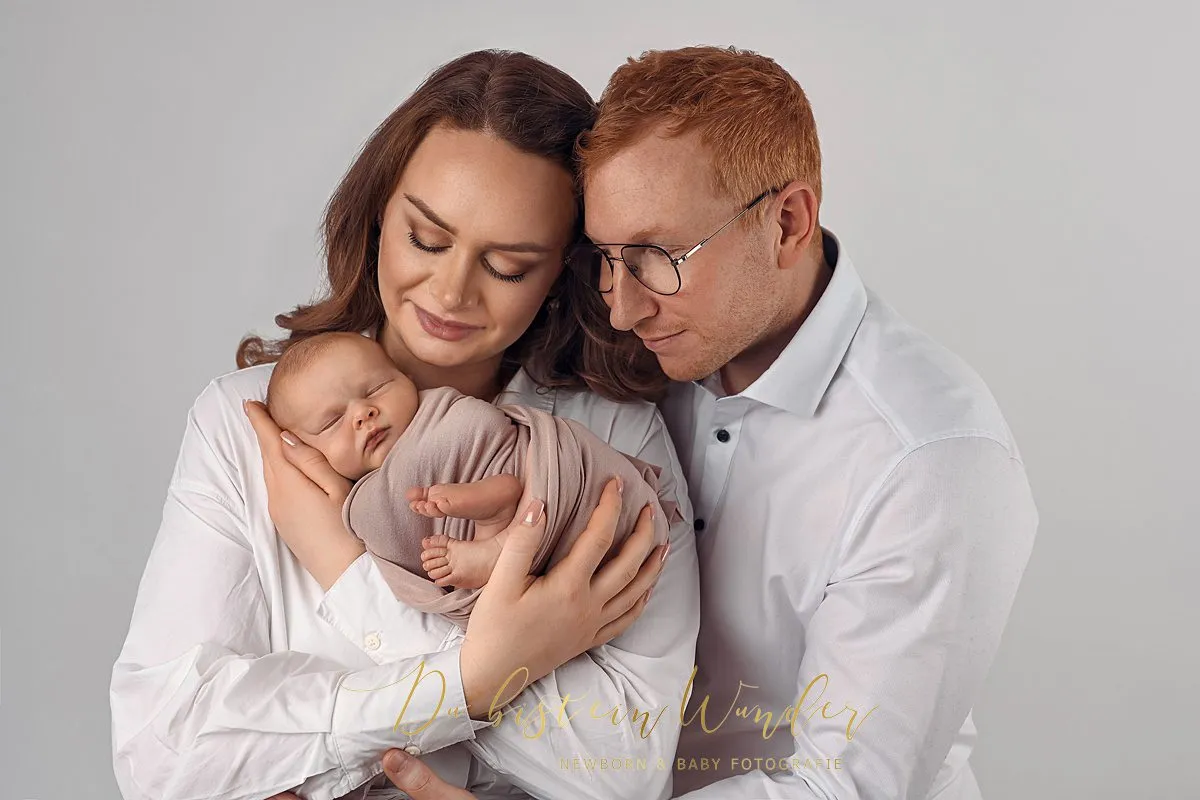 Vintage Newborn Portrait im Bett