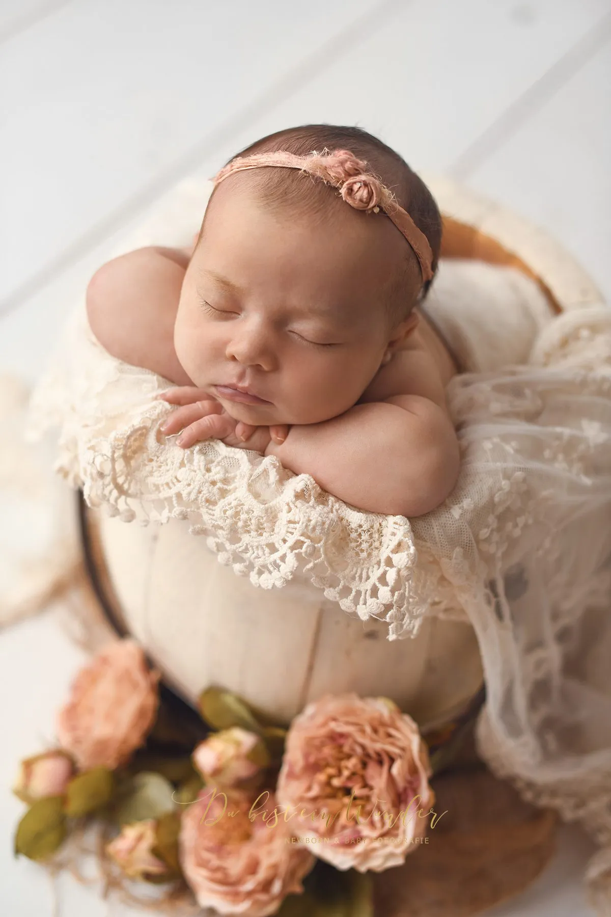 Schlafendes Baby im weißen Strickbett