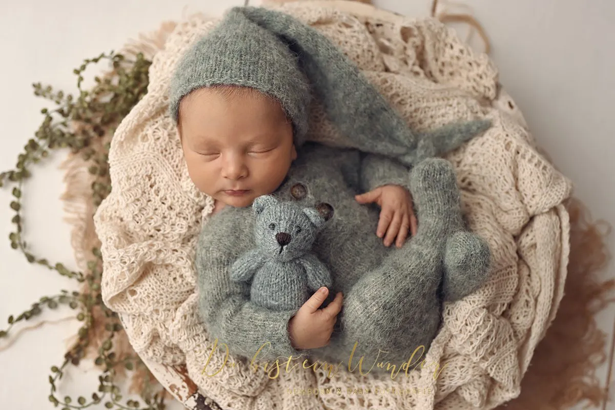 Schlafendes Newborn auf heller Decke