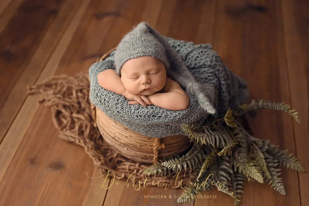 Schlafendes Newborn auf weißer Decke
