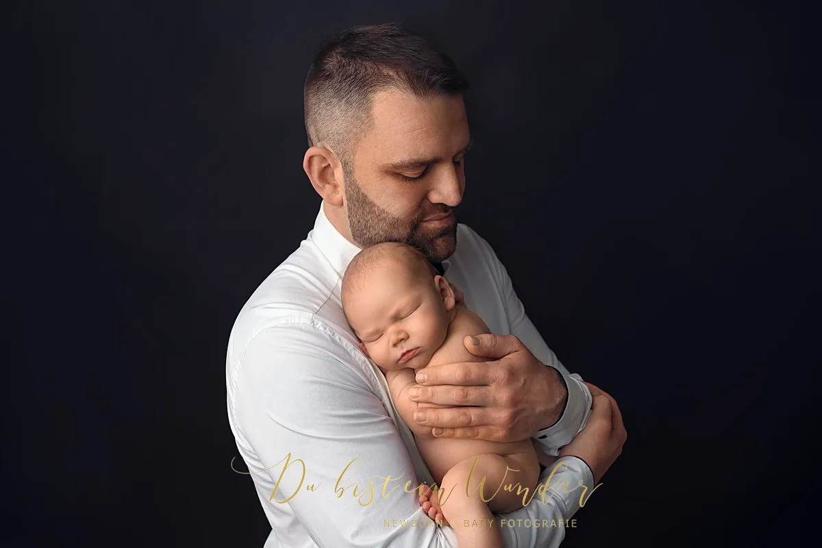 Babyhand auf Elternhänden mit Ehering