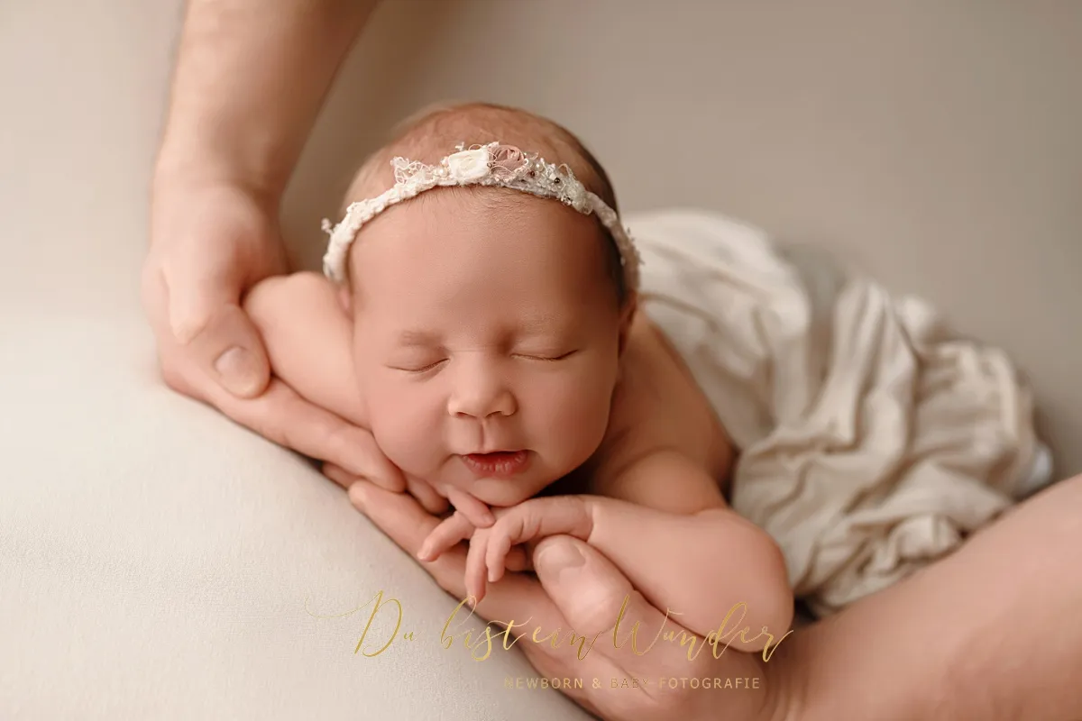 Newborn Portrait auf cremefarbenem Fell