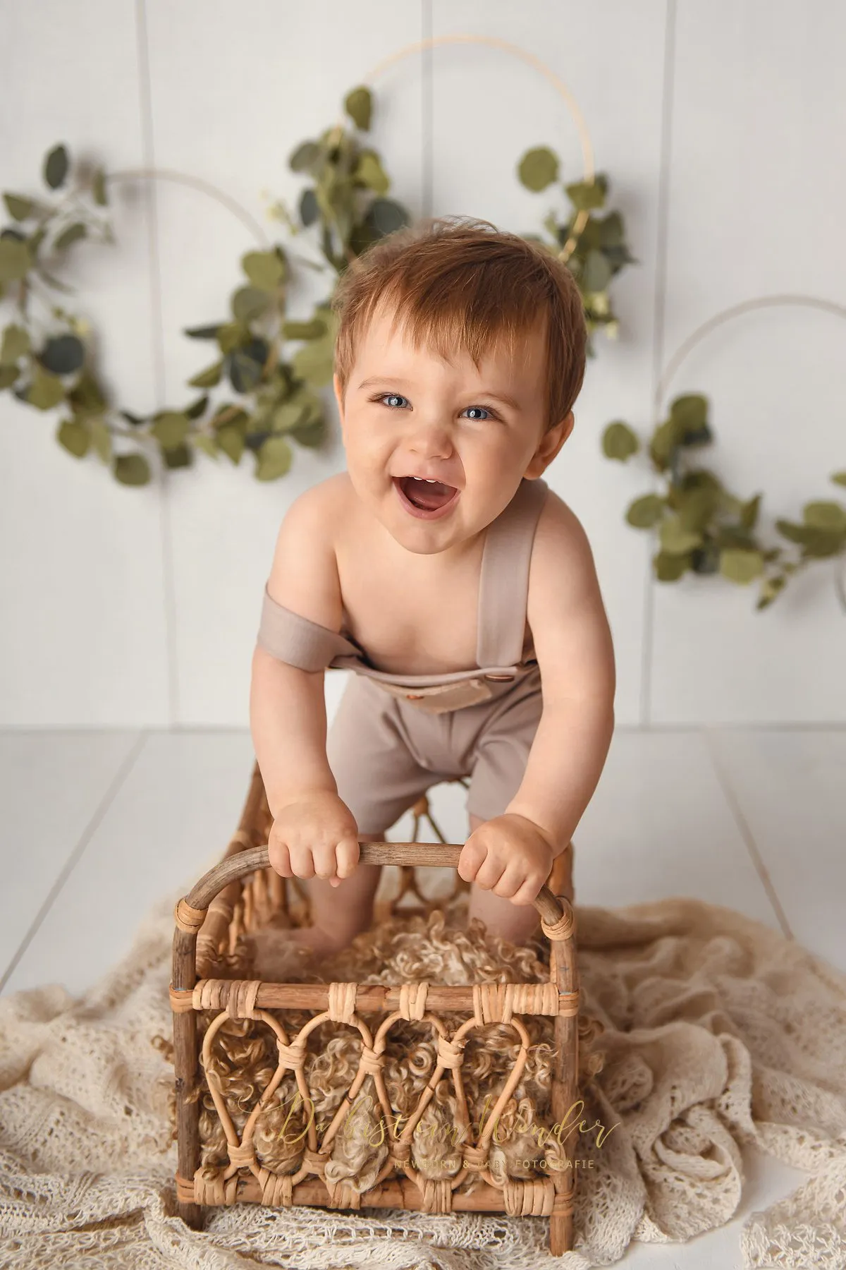 Newborn Portrait auf cremefarbenem Fell