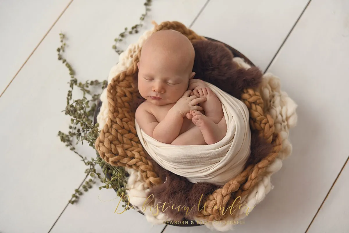 Schlafendes Baby auf weißem Fell