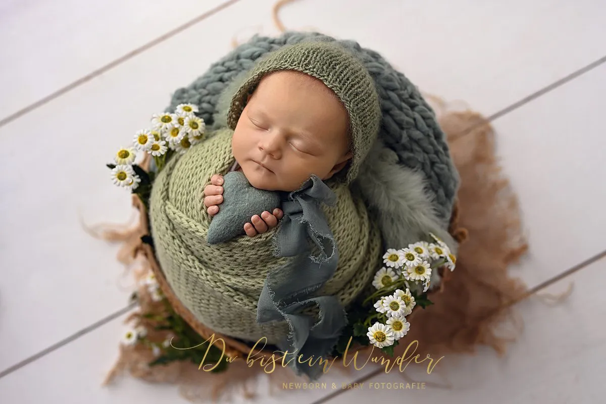 Friedliches Baby im dunklen Korb