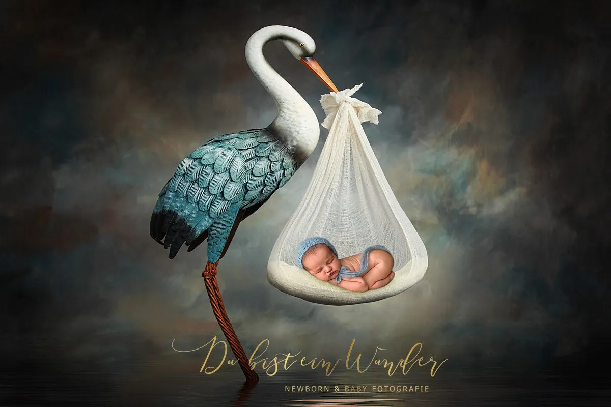 Newborn im dunklen Holzkorb