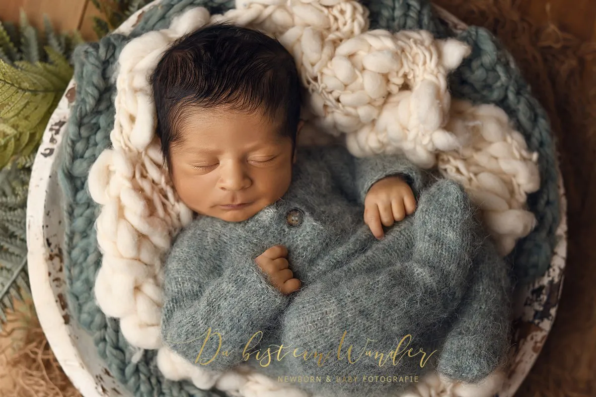 Newborn Portrait im dunklen Korb