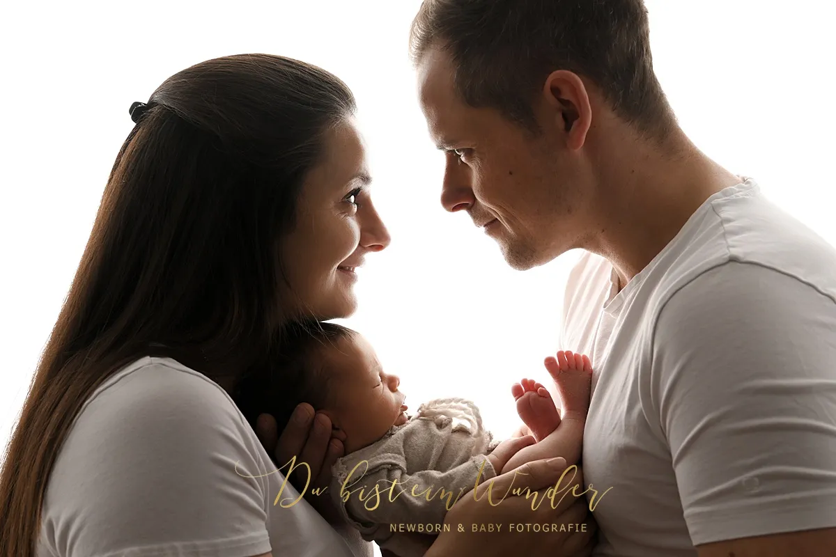 Baby im grauen Korb mit Blumendeko